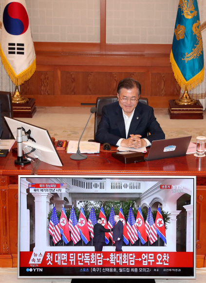 문재인 대통령이 12일 청와대에서 열린 국무회의에서 김정은 북한 국무위원장과 도널드 트럼프 미국 대통령이 싱가포르에서 만나는 장면을 TV를 통해 지켜보며 흐뭇한 미소를 짓고 있다. 안주영 기자 jya@seoul.co.kr