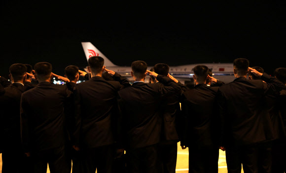 북미정상회담을 마친 김정은 북한 국무위원장이 12일 밤 싱가포르 창이공항에서 중국국제항공(에어차이나) 항공기편으로 귀국길에 올랐다. 로이터 연합뉴스