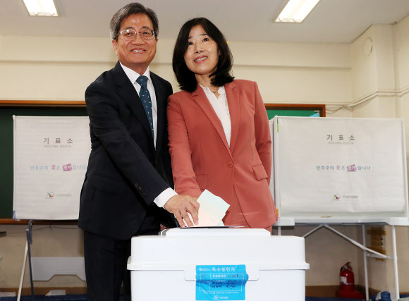김명수, 대법원장으로 첫 투표
