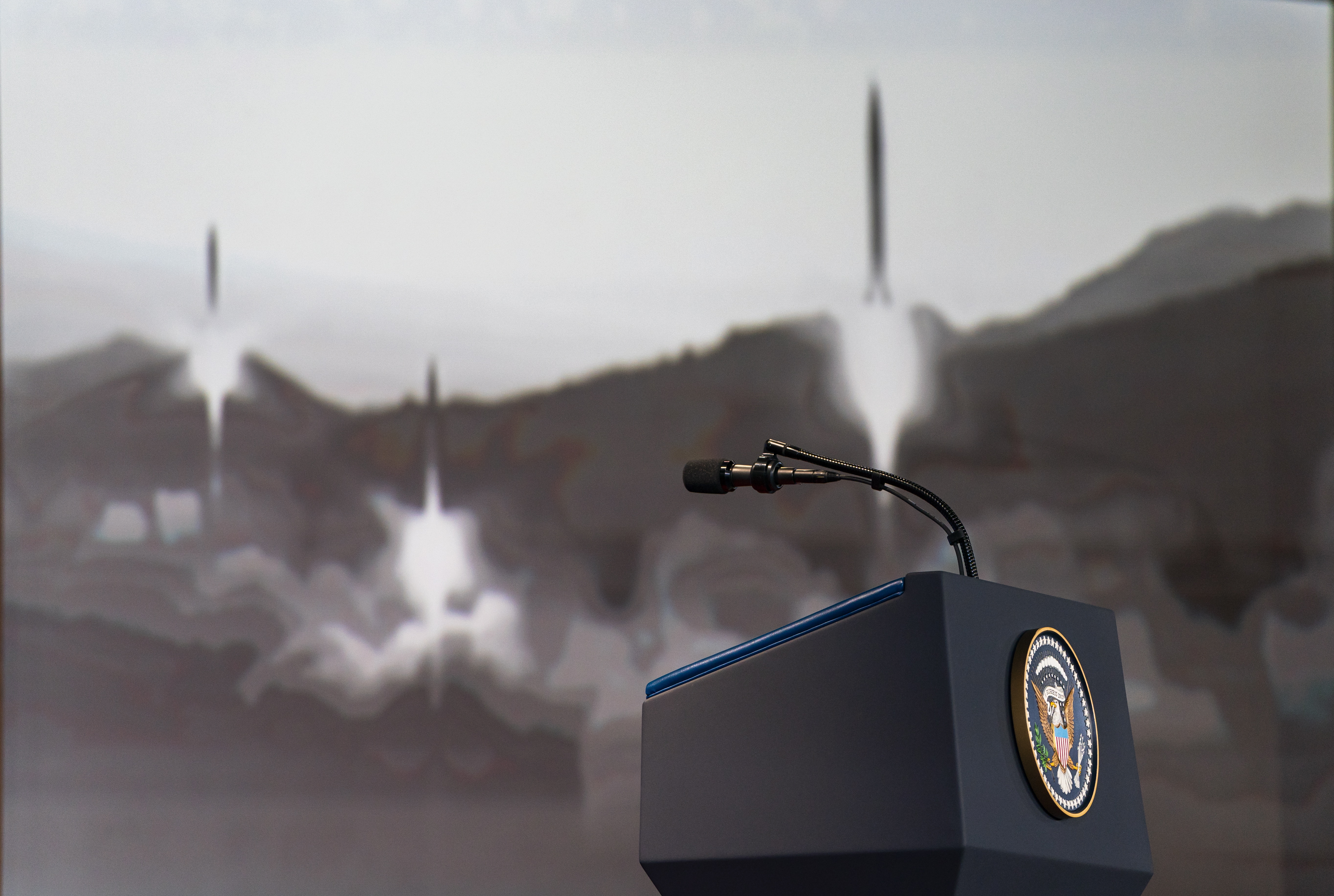 도널드 트럼프 미국 대통령이 12일 싱가포르에서 북미 정상회담 직전 김정은 위원장에게 아이패드를 통해 보여준 영상의 한 장면.북한이 미사일 시험발사를 하는 장면이 나오고 있다.EPA 연합뉴스