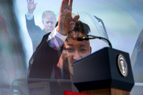 도널드 트럼프 미국 대통령이 12일 싱가포르에게 북미정상회담 직전 북한 김정은 위원장에게 아이패드를 통해 보여준 동영상의 한 장면. EPA 연합뉴스