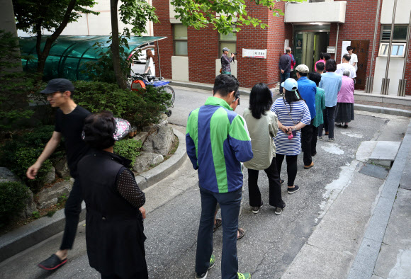이른 아침 투표 서두르는 유권자들