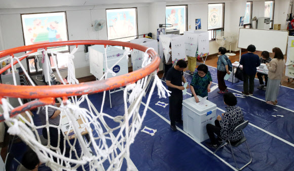 투표소에 농구 골대가?