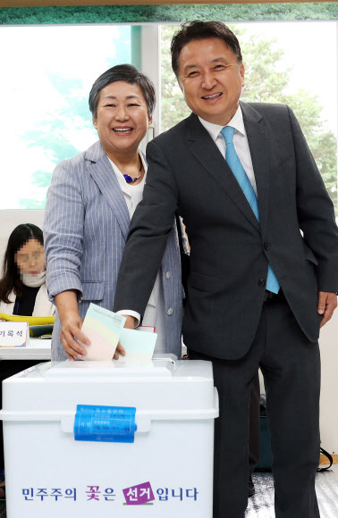 투표하는 김영환 후보 부부