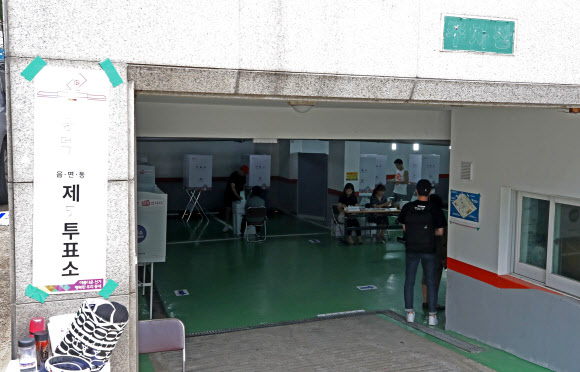 투표소로 변신한 주차장
