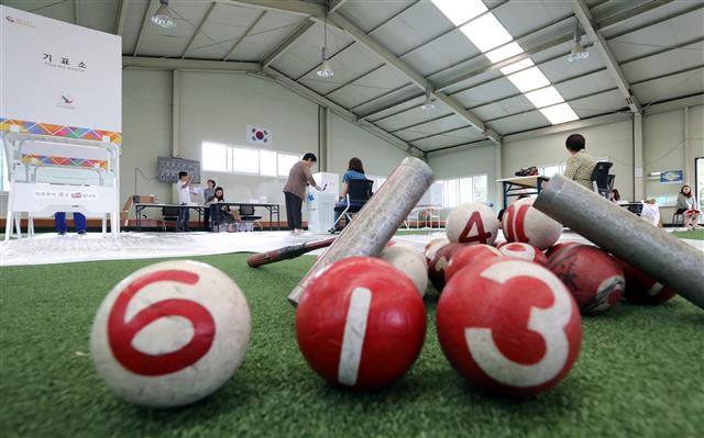 투표소로 변한 게이트볼장