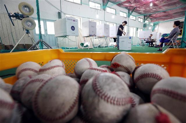 투표소로 변신한 야구 실내훈련장