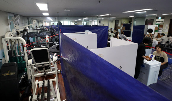 헬스장에 설치된 투표소