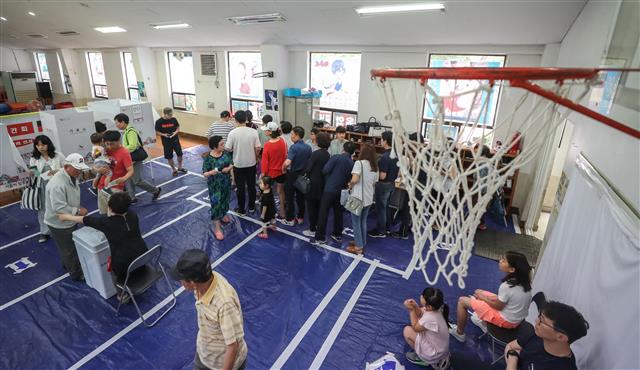 투표소로 변신한 체육관