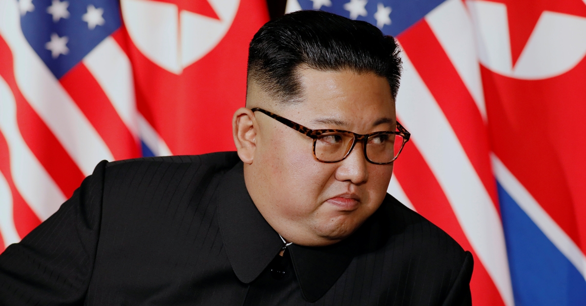 김정은 북한 국무위원장이 12일 싱가포르 센토사섬 카펠라 호텔에서 도널드 트럼프 미국 대통령과의 단독회담을 앞두고 트럼프 대통령의 모두발언을 듣고 있다. 로이터 연합뉴스