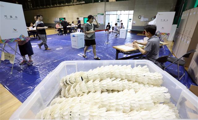 ‘배트민턴장에서 투표는 처음이지?’