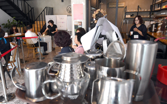 13일 서울 서대문구 연희동의 한 커피숍에서 시민들이 투표를 하고 있다. 박지환 기자 popocar@seoul.co.kr