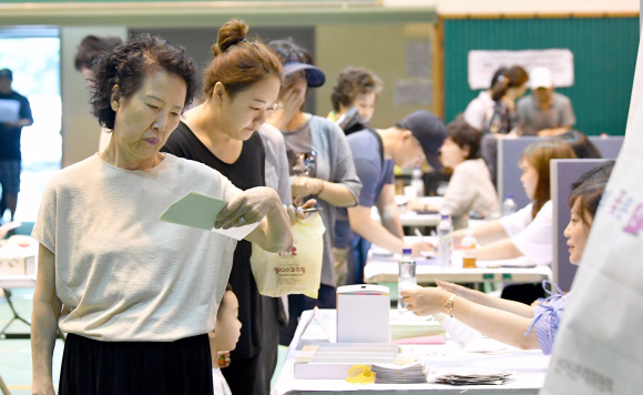 13일 서울 송파구 잠전초등학교에서 시민들이 투표를 하고 있다. 2018.6.13 박지환 기자 popocar@seoul.co.kr