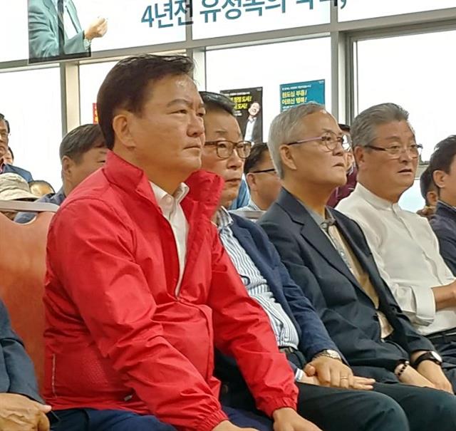 출구조사 결과 확인하는 민경욱 의원