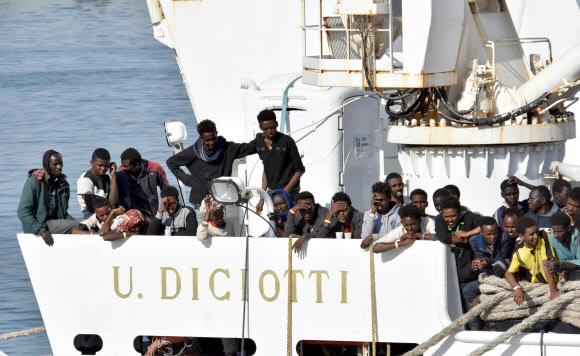 마크롱 프랑스 대통령, 반(反)난민 이탈리아 정부 비판...EU 또다시 분열