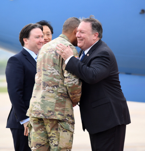 마이크 폼페이오 미 국무장관이 13일 오후 경기 오산공군기지에 도착해 빈센트 브룩스 주한미사령관과 인사를 나누고 있다. 왼쪽은 마크 내퍼 주한미국대사대리와 김태진 외교부 북미국장. 2018. 6. 13 사진공동취재단