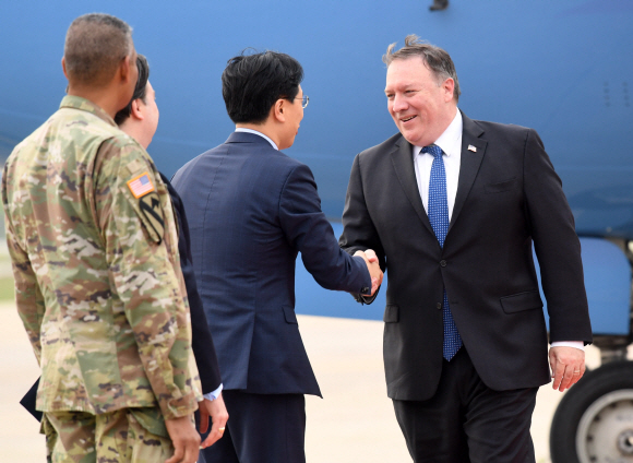 마이크 폼페이오 미 국무장관이 13일 오후 경기 오산공군기지에 도착해 김태진 외교부 북미국장과 인사를 나누고 있다. 왼쪽은 마크 내퍼 주한미국대사대리와 빈센트 브룩스 주한미사령관. 2018. 6. 13 사진공동취재단