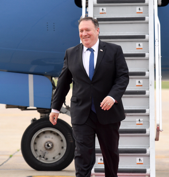 마이크 폼페이오 미 국무장관이 13일 오후 경기 오산공군기지에 도착하고 있다. 2018. 6. 13 사진공동취재단