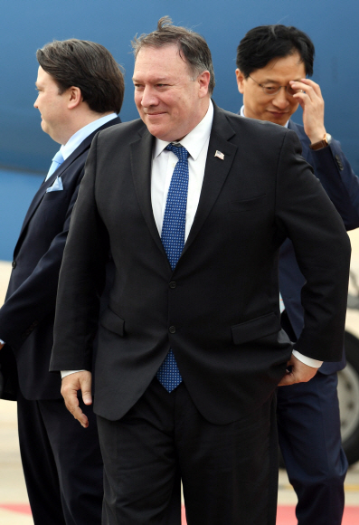 마이크 폼페이오 미 국무장관이 13일 오후 경기 오산공군기지를 통해 입국 하고 있다.. 2018l.6.13 사진공동취재단=한경 허문찬기자  sweat@hankyung.com