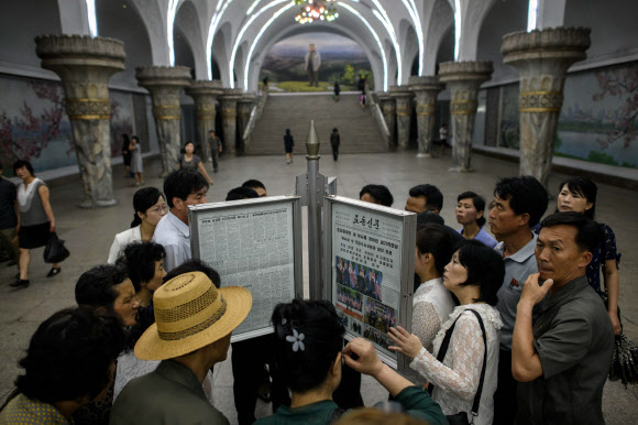 북미회담 소식 보러 신문게시대 몰려든 평양 시민들