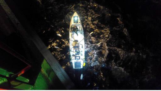 지난 10일(현지시간) 미국 서해안에서 긴급조난 구조요청을 받은 현대상선 방콕호가 조난보트를 발견해 구조 작업을 하고 있다. 현대상선 제공