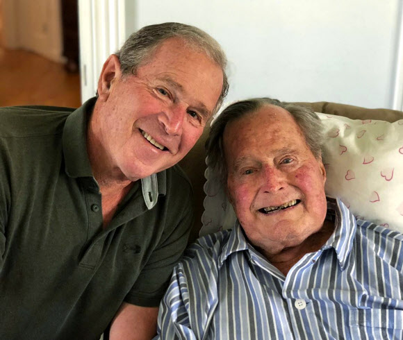 94세 생일을 맞은 조지 H W 부시(오른쪽) 전 미국 대통령이 12일(현지시간) 메인주 케네벙크포트에 있는 별장에서 아들 조지 W 부시 전 대통령의 축하를 받으며 환한 얼굴로 생일을 자축하고 있다. 조지 W 부시 오피스 제공·AP 연합뉴스