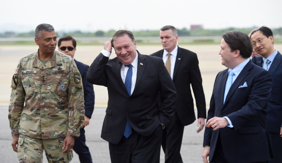 마이크 폼페이오(앞줄 왼쪽 두 번째) 미국 국무부 장관이 13일 경기 평택시 주한 미공군 오산기지를 통해 입국해 빈센트 브룩스(앞줄 왼쪽) 한미연합사령관과 마크 내퍼(앞줄 오른쪽) 주한 미국대사대리의 안내를 받으며 공항을 나서고 있다. 2018.6.14 사진공동취재단