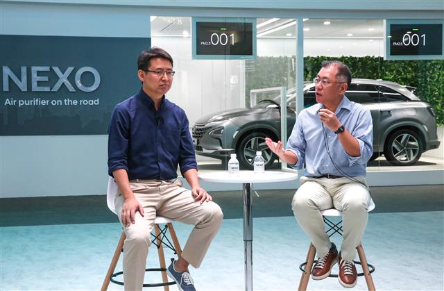 정의선(오른쪽) 현대자동차 부회장과 자오융 딥글린트 CEO가 13일 중국 상하이 신국제엑스포센터에서 열린 ‘CES 아시아 2018’에서 양사의 기술 협력 파트너십에 대해 발표하고 있다.  현대자동차 제공