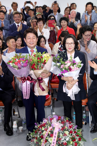 권영진 (왼쪽·자유한국당) 대구시장 당선자 연합뉴스