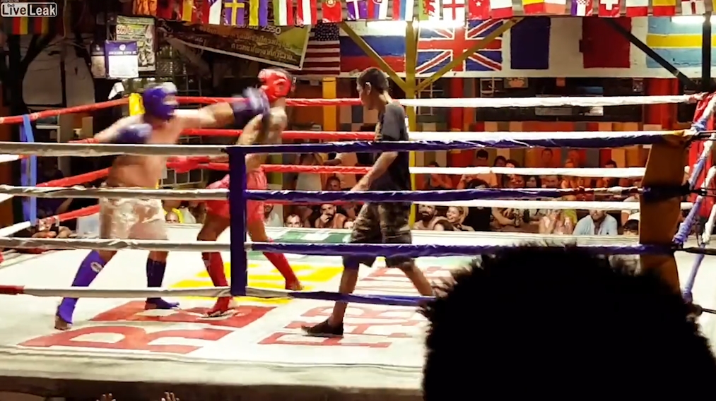 태국 킥복서를 우습게 보고 도전장을 던졌다가 링 바닥에 고꾸라진 폴란드 남성 모습(유튜브 영상 캡처)