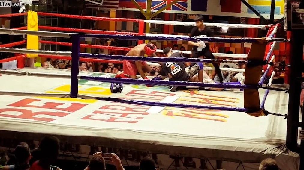태국 킥복서를 우습게 보고 도전장을 던졌다가 링 바닥에 고꾸라진 폴란드 남성 모습(유튜브 영상 캡처)