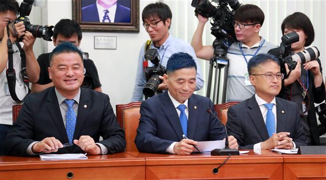 약속 지킨 민주당 의원들의 ‘파란머리’