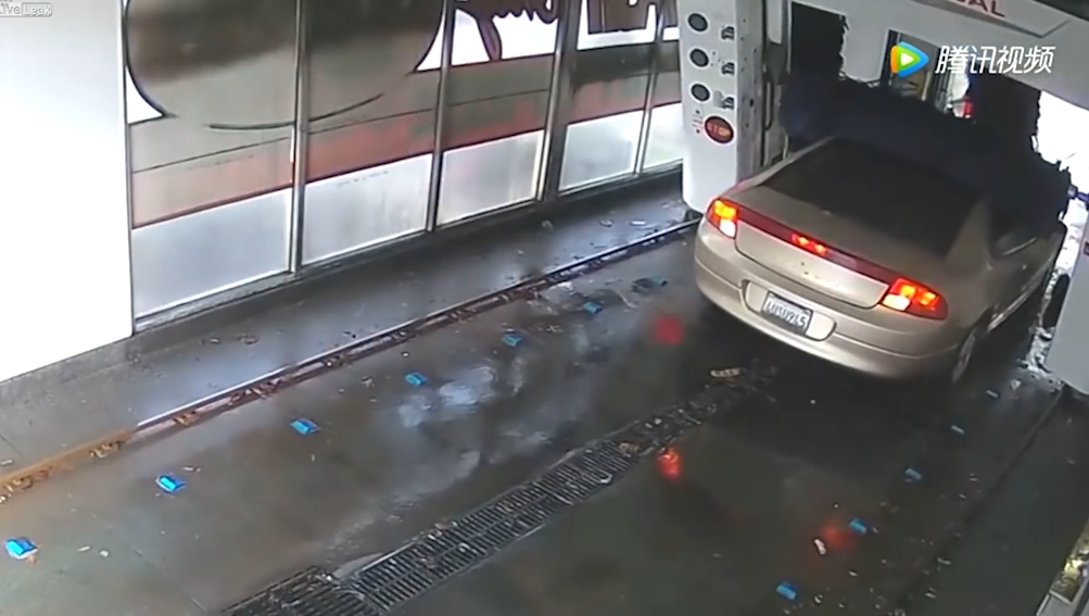 깨끗이 세차하려고 들어온 차가 폐차해야 할 지경에 처한 황당한 모습(유튜브 영상 캡처)