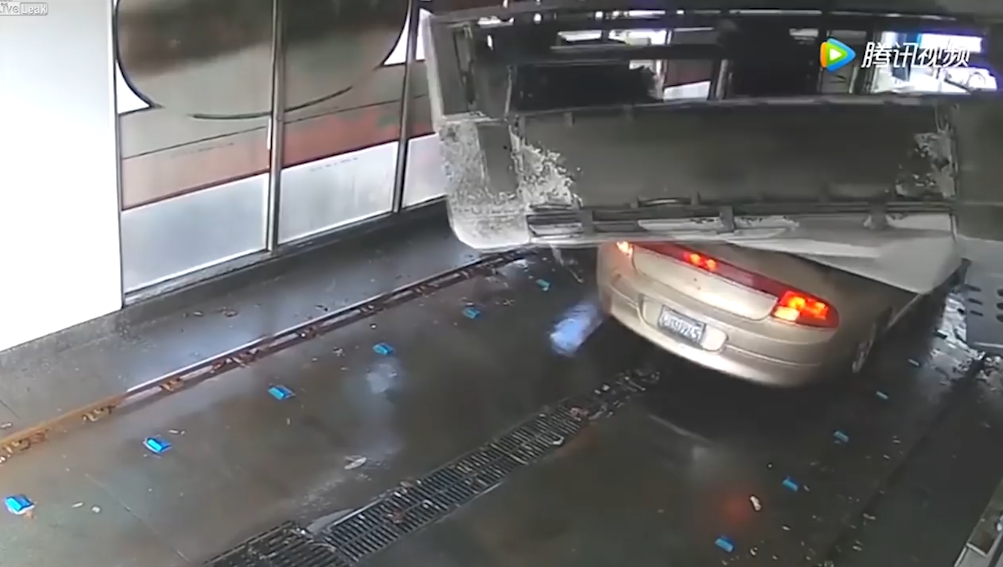 깨끗이 세차하려고 들어온 차가 폐차해야 할 지경에 처한 황당한 모습(유튜브 영상 캡처)