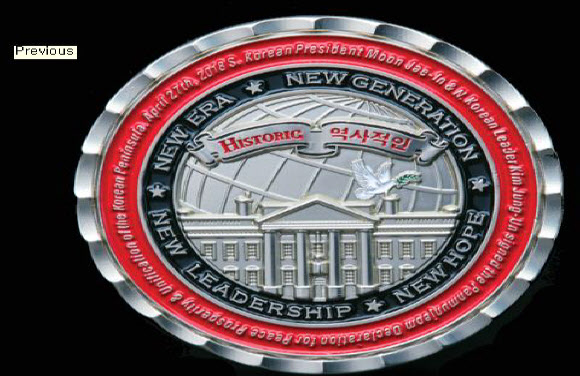 미국 백악관이 싱가포르에서 열렸던 6?12 북미정상회담 기념주화의 실물을 공식 공개했다. 기념주화에는 ‘4?27 남북정상회담’의 의미도 병기됐다. 13일(현지시간) 백악관 기념품 판매 사이트를 보면 백악관은 도널드 트럼프 미국 대통령과 김정은 북한 국무위원장의 정상회담이 열렸던 12일 북미정상회담 기념주화 디자인을 공개했다. 12일 공개된 북미정상회담 기념주화 뒷면. 2018.6.14  백악관 기념품 판매 사이트 캡처