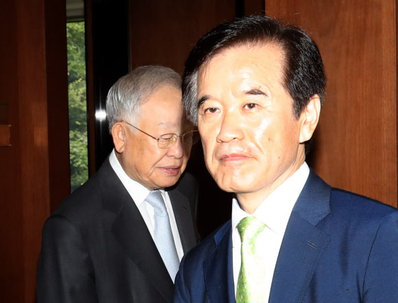 회의장 입구에서 만난 손경식 경총 회장과 송영중 부회장