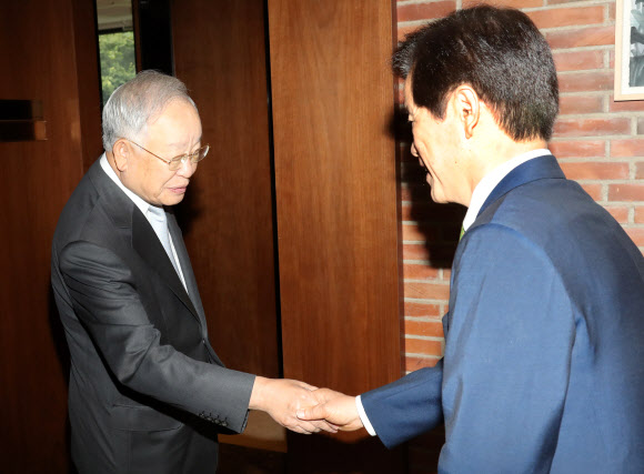 악수하는 손경식 경총 회장과 송영중  부회장