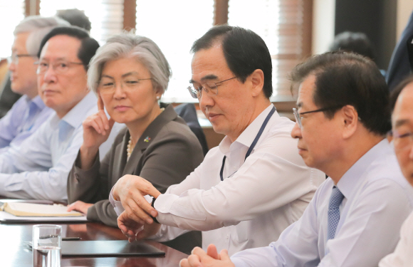 15일 오전 청와대 여민관에서 열린 남북정상회담이행추진위 회의에서 조명균 통일부 장관이 시계를 보고 있다. 2018. 6. 15 안주영 기자 jya@seoul.co.kr