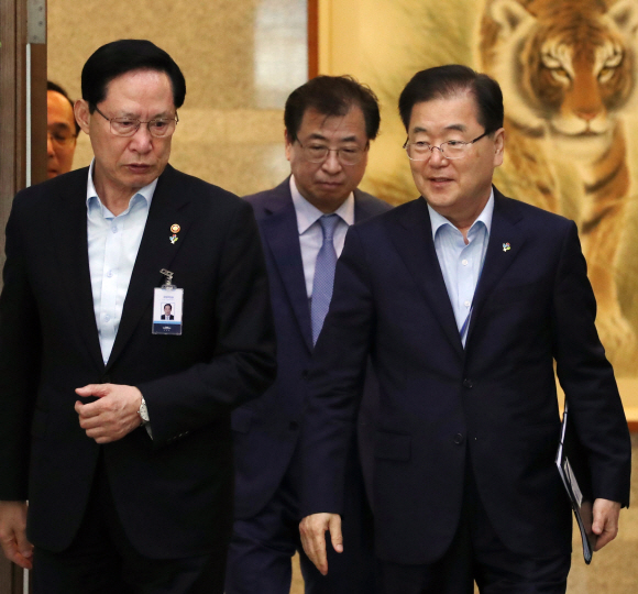 정의용 국가안보실장과 송영무 국방장관이 15일 오전 청와대 여민관에서 열린 남북정상회담 이행추진위원회 전체회의에 입장하고 있다. 2018. 6. 15 안주영 기자 jya@seoul.co.kr