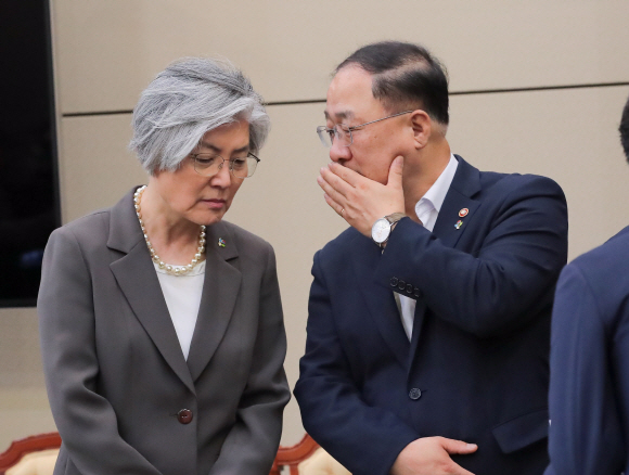 15일 오전 청와대 여민관에서 열린 남북정상회담이행추진위 회의에 앞서 강경화 외교부 장관과 홍남기 국무조정실장이 이야기를 나누고 있다. 2018. 6. 15 안주영 기자 jya@seoul.co.kr