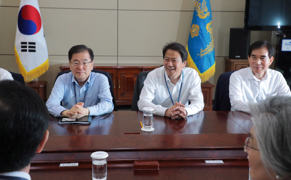 15일 오전 청와대 여민관에서 임종석 비서실장 주재로 남북정상회담이행추진위 회의가 열렸다. 2018. 6. 15 안주영 기자 jya@seoul.co.kr