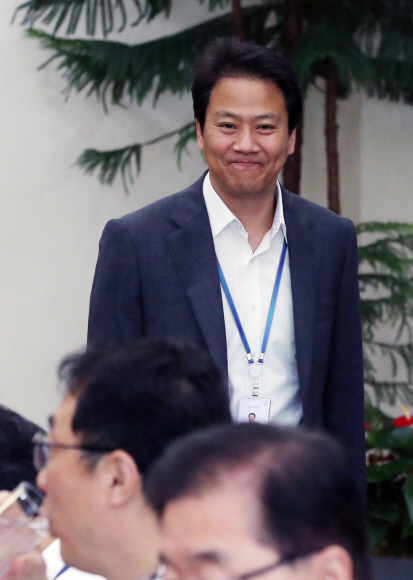 임종석 대통령 비서실장이 15일 오전 청와대 여민관에서 열린 남북정상회담 이행추진위원회 전체회의에 입장하고 있다. 2018. 6. 15 안주영 기자 jya@seoul.co.kr