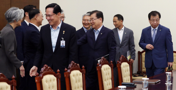 정의용 국가안보실장과 송영무 국방장관이 15일 오전 청와대 여민관에서 열린 남북정상회담 이행추진위원회 전체회의에 입장하며 참석자들과 인사를 나누고 있다. 2018. 6. 15 안주영 기자 jya@seoul.co.kr