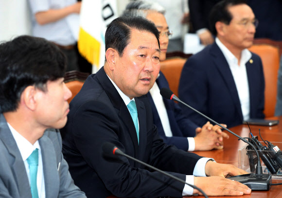 지도부 사퇴 밝히는 박주선 대표