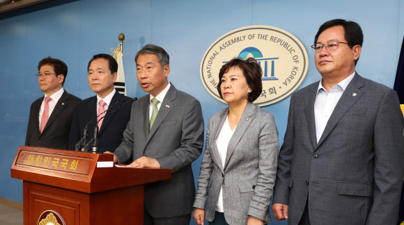 한국당 초선들 “‘보수실패 책임’ 중진들 정계 떠나라”