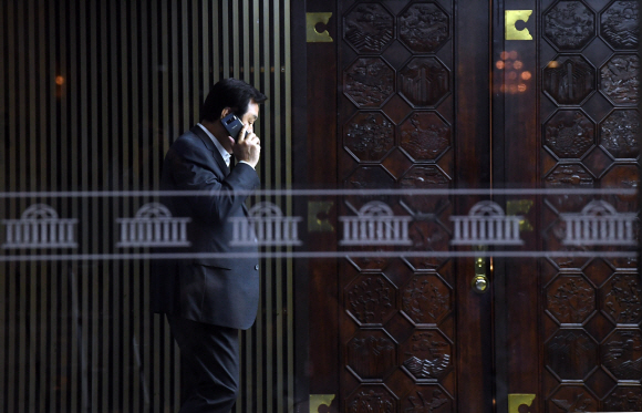 15일 오후 국회에서 열린 자유한국당 의원총회에서 김무성 의원이 차기 총선에 불출마를 밝힌 후 회의장 인근에서 전화 통화를 하고 있다2018. 6. 15. 박윤슬 기자 seul@seoul.co.kr
