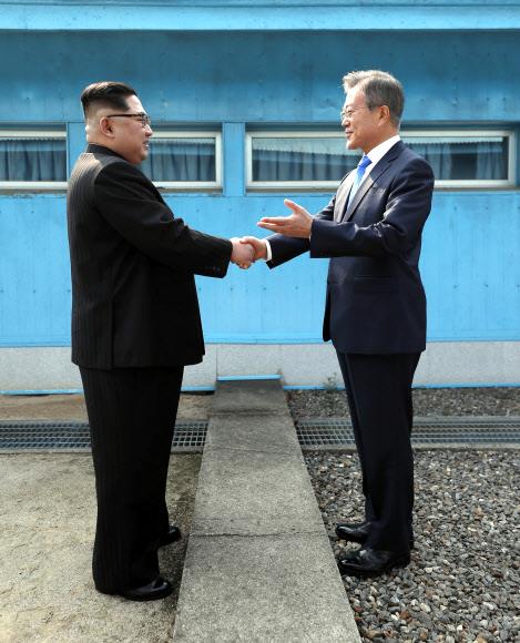 판문점 군사분계선에서 만나 악수하는 문재인 대통령과 김정은 북한 국무위원장. 연합뉴스