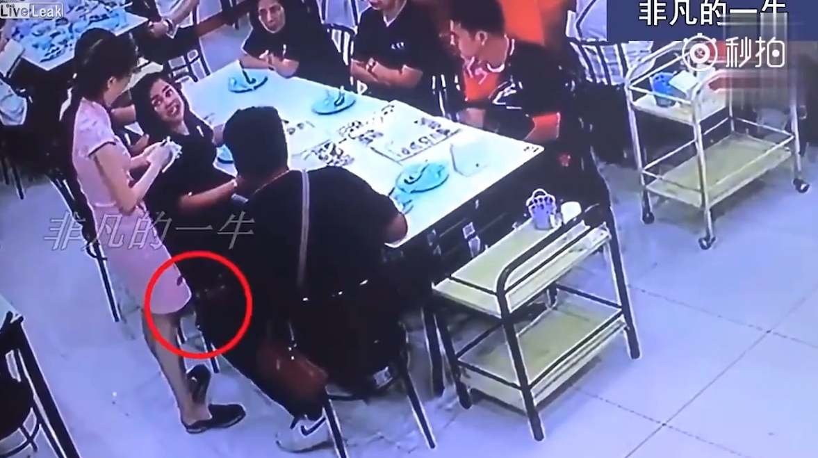 주문 받는 여종업원 스커트 안을 핸드폰으로 촬영하다 걸린 한심한 남성 모습(유튜브 영상 캡처)