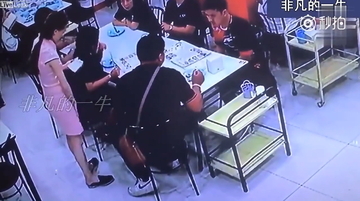 주문 받는 여종업원 스커트 안을 핸드폰으로 촬영하다 걸린 한심한 남성 모습(유튜브 영상 캡처)