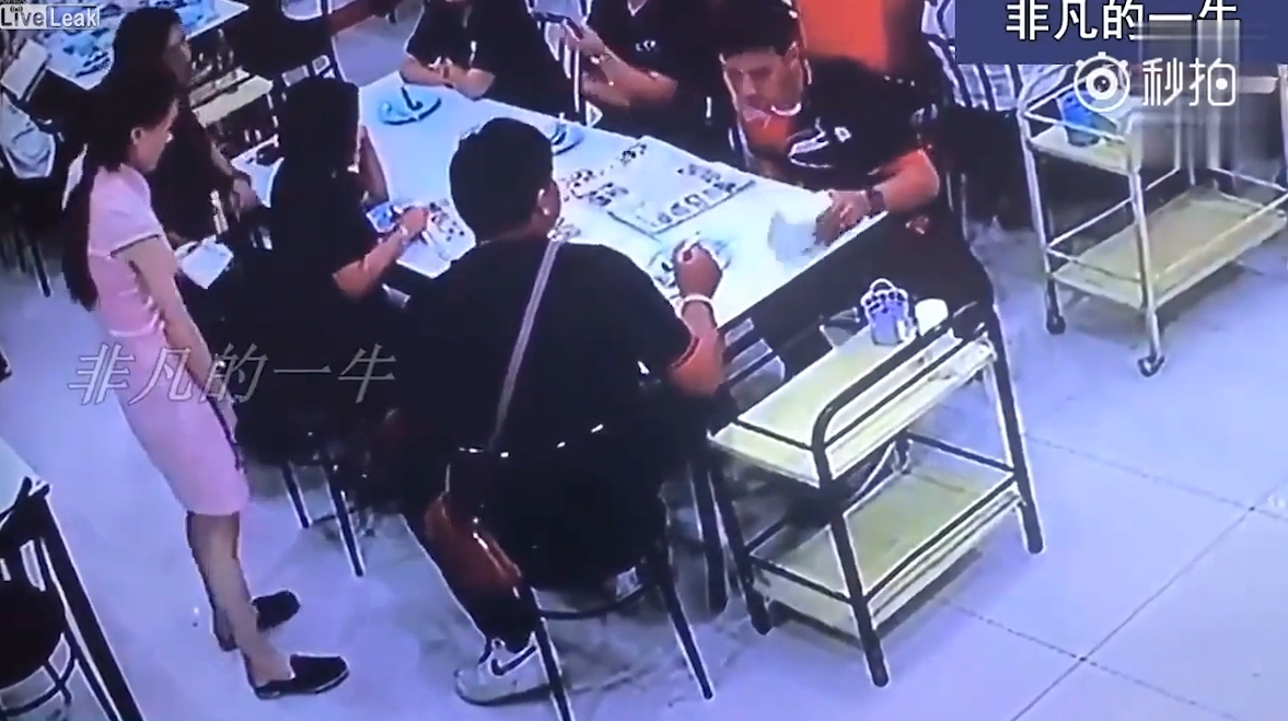 주문 받는 여종업원 스커트 안을 핸드폰으로 촬영하다 걸린 한심한 남성 모습(유튜브 영상 캡처)